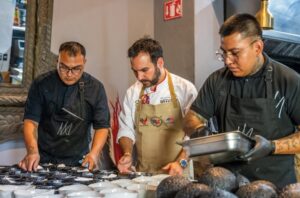 El Chef Rodrigo Carrasco prepara suculentos platillos para el Festival San Miguel y sus Sabores
