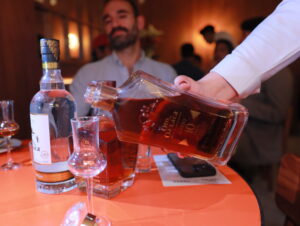 ENTRE HUMO Y FUEGO, Fierro lleva el norte de México al universo del mezcal.